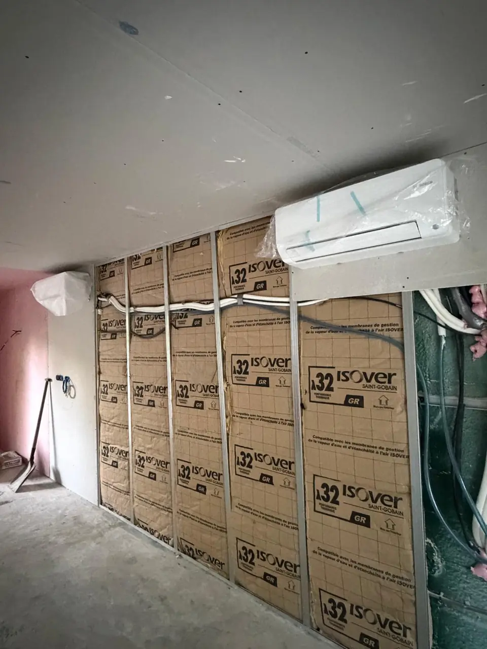 Doublage et isolation sous rampant pendant un chantier intérieur.