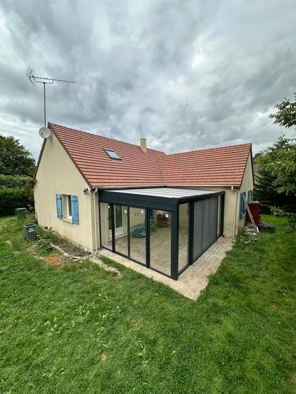 La maison s’ouvre au jardin.