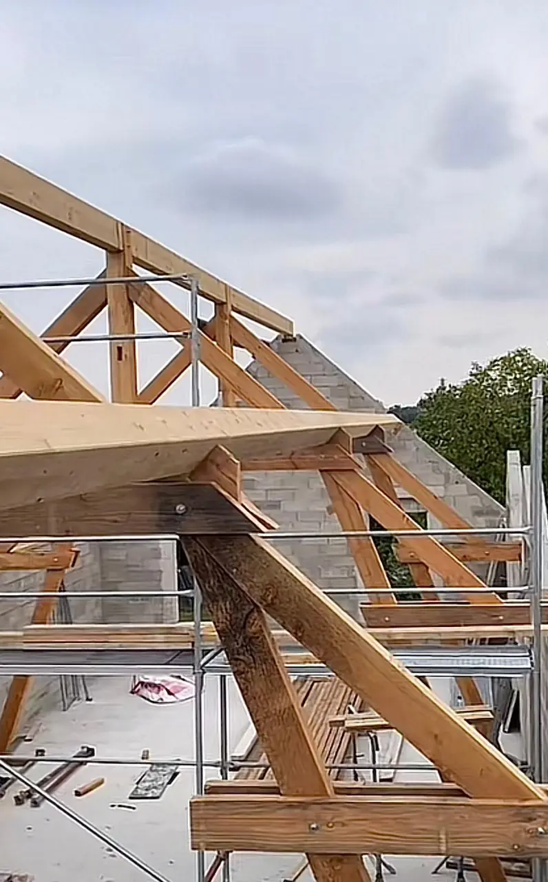 Assemblage de charpente en bois sur un chantier de couverture