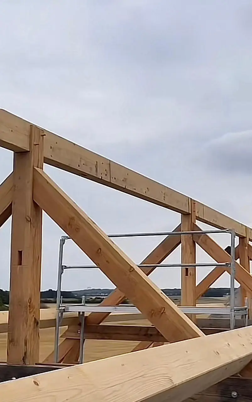 Assemblages de bois d’une charpente en cours de construction.